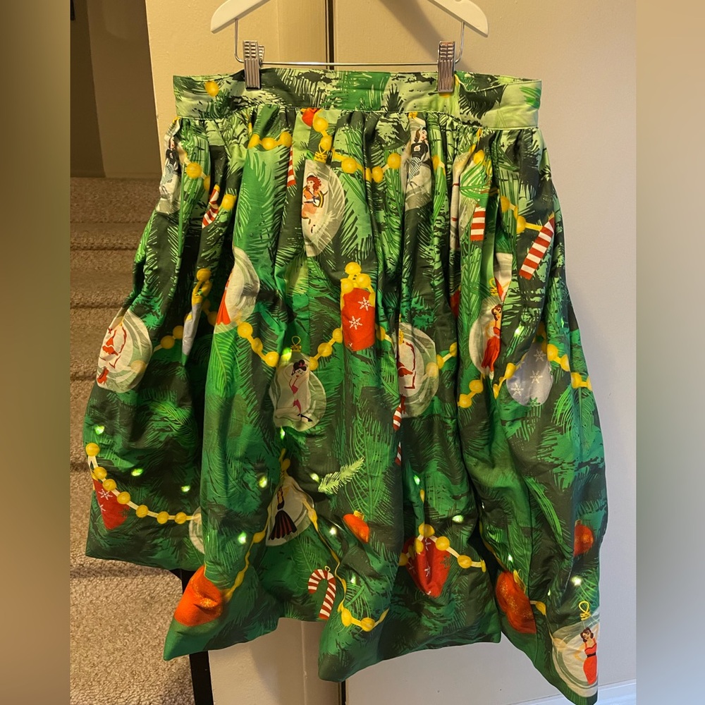Unique vintage novelty Christmas light up skirt EUC. - Picture 5 of 10